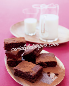 Brownie-uri ușoare cu ciocolată dublă